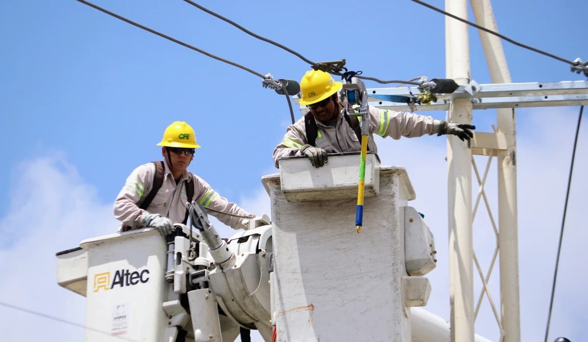 Trabajadores de CFE realizando trabajos en un poste de luz