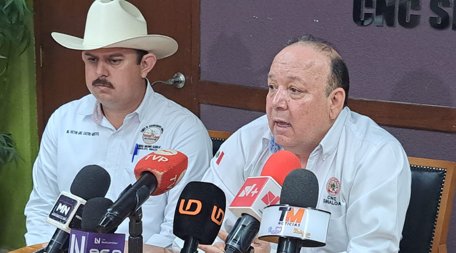 Autoridades de agricultura en Sinaloa en conferencia de prensa