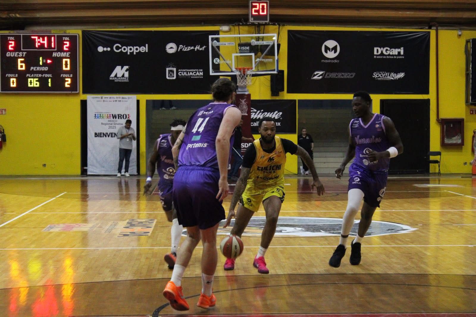 Jugador entrando a canasta con dos defensores encima