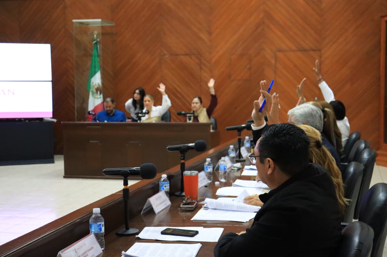 Autoridades de Mazatlán en sesión de cabildo y cada uno con las manos levantadas