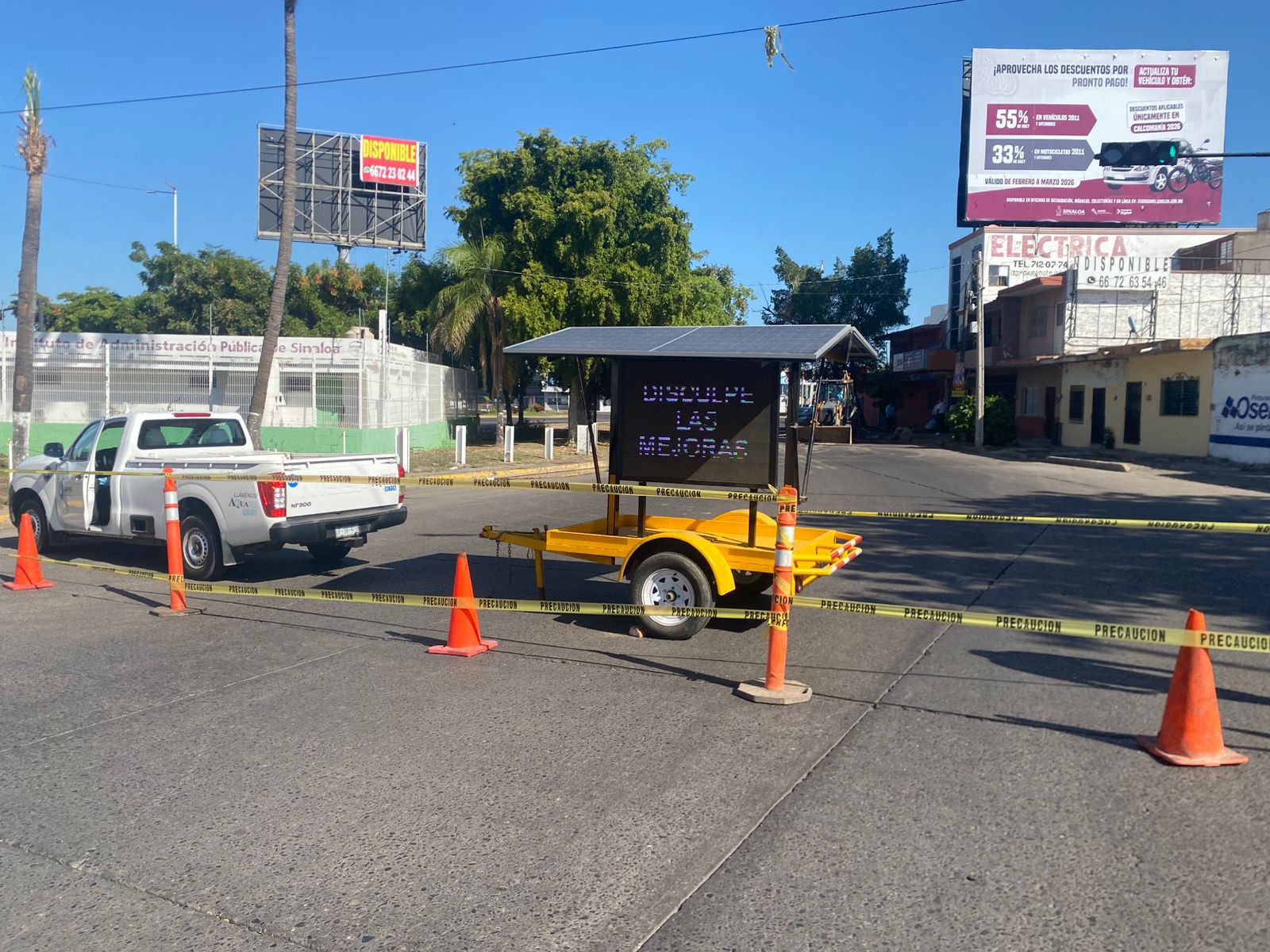 Calle cerrada con cinta de precaución