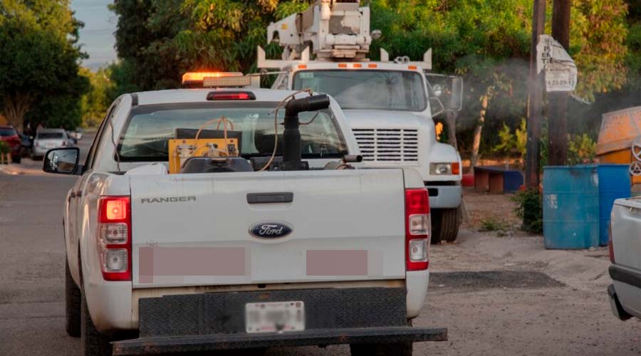 Camioneta fumigadora contra el mosco del Dengue