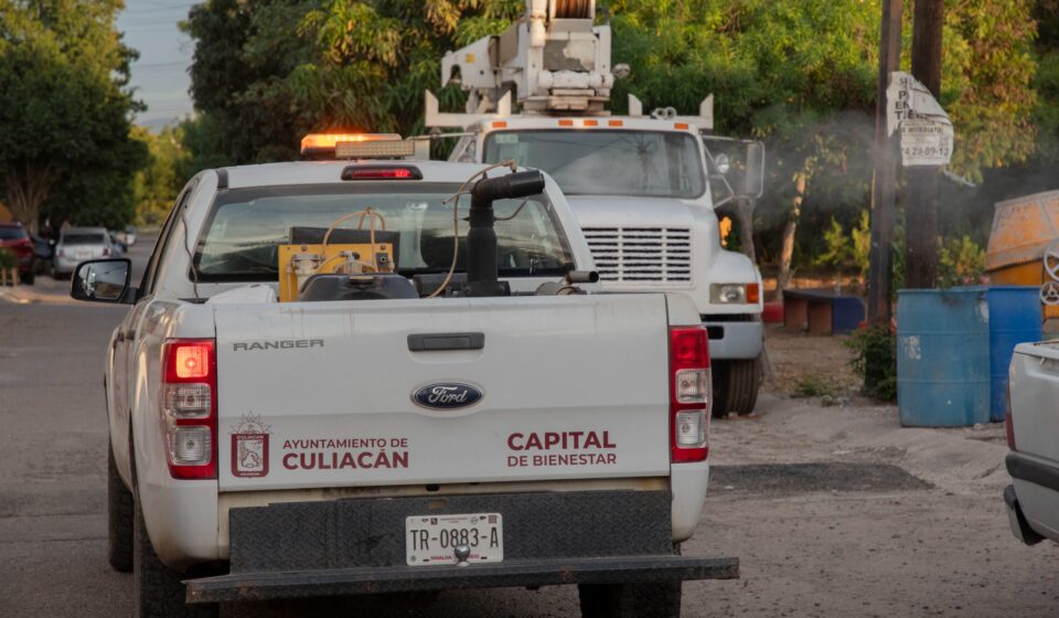 Camioneta fumigadora del Ayuntamiento de Culiacán