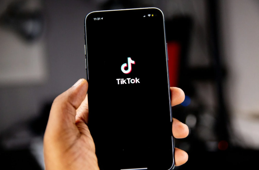 Bruselas endurece su postura contra TikTok por riesgos a la salud digital