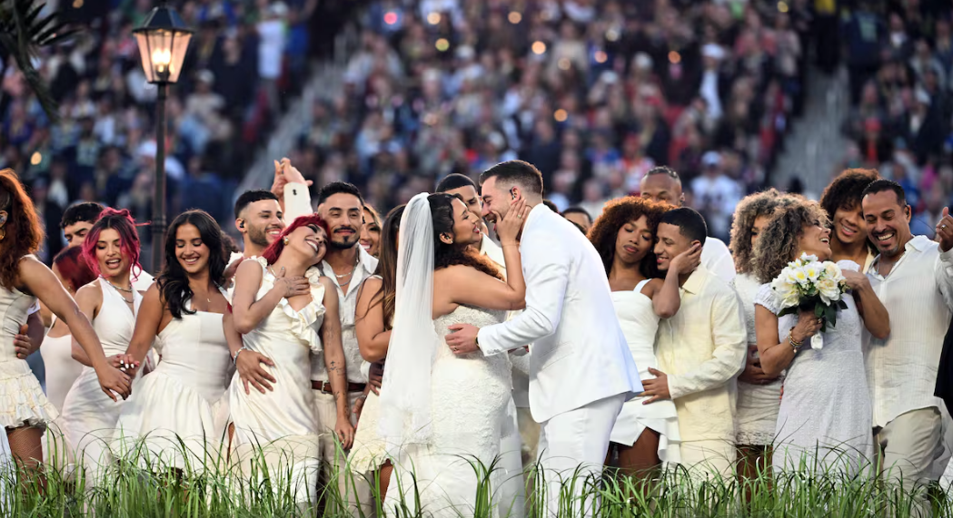 Bad Bunny sorprende en el Super Bowl con una boda real en pleno escenario