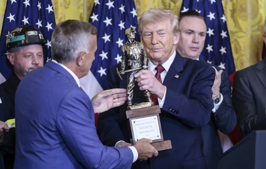Trump recibe premio de la industria del carbón en la Casa Blanca