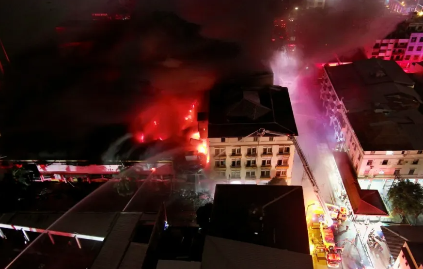 Fuerte incendio provoca colapso de edificio en zona comercial de Guayaquil