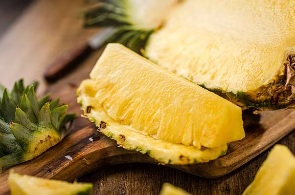 Comer piña antes de dormir: beneficios reales para la digestión y el sueño