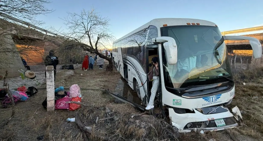 Autobús accidentado en la autopista Durango- Torreón