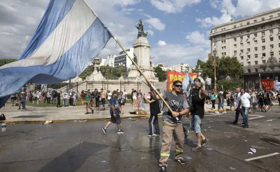 Gobierno de Milei limita cobertura periodística durante protestas por reforma laboral