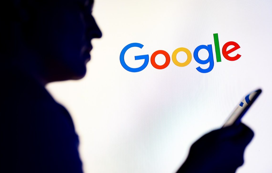 Periodista acusa a Google de usar su voz para entrenar una IA sin permiso