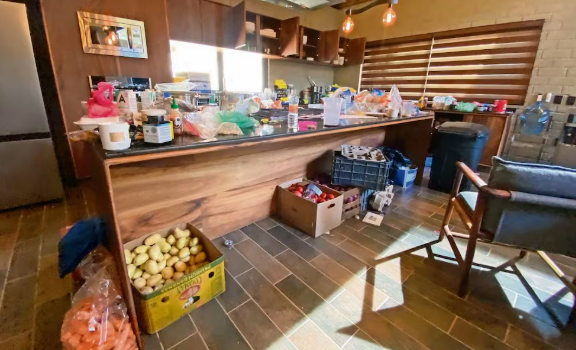 En la cocina se encontraron grandes cantidades de alimentos, sobre todo frutas y verduras. 