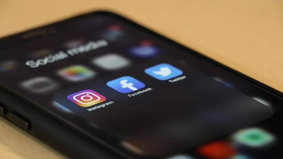 Veto digital: Menores de 15 quedarían fuera de redes sociales en Grecia