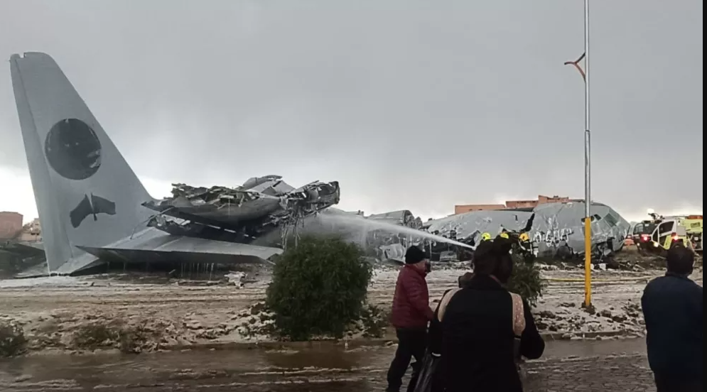 Se desploma avión Hércules en Bolivia; reportan heridos y daños