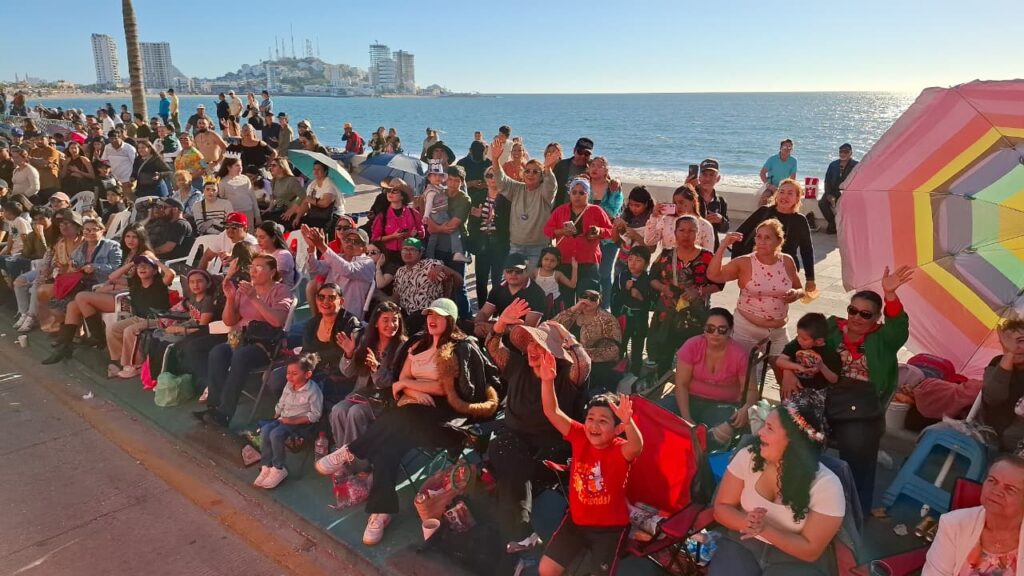 Personas en el malecón de Mazatlán
