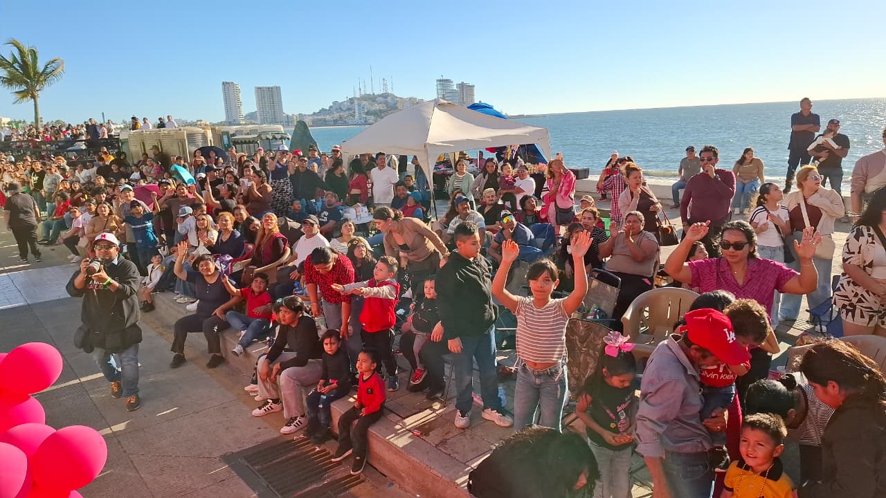 Personas en el malecón de Mazatlán