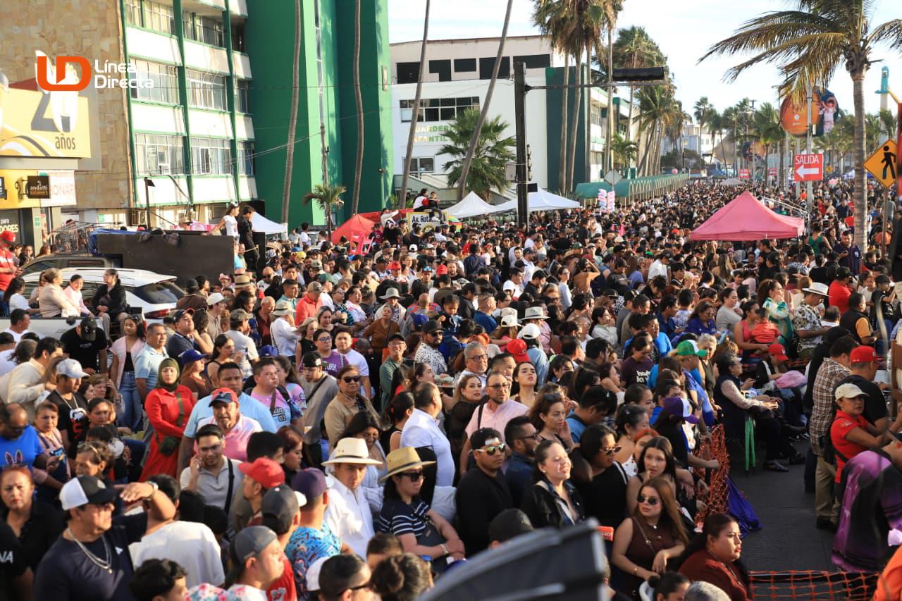 ¡Se “desborda” el malecón de Mazatlán! Miles de personas acuden al primer desfile