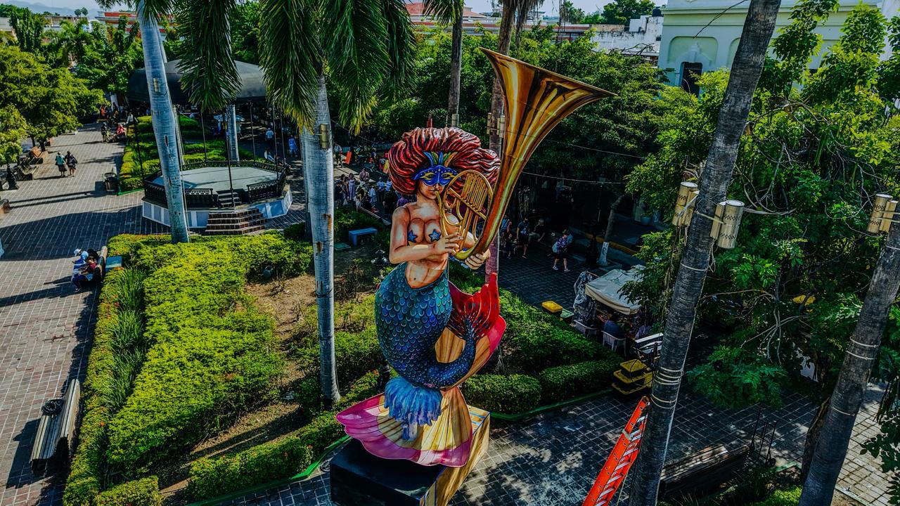 Plaza Machado con monigote de Carnaval