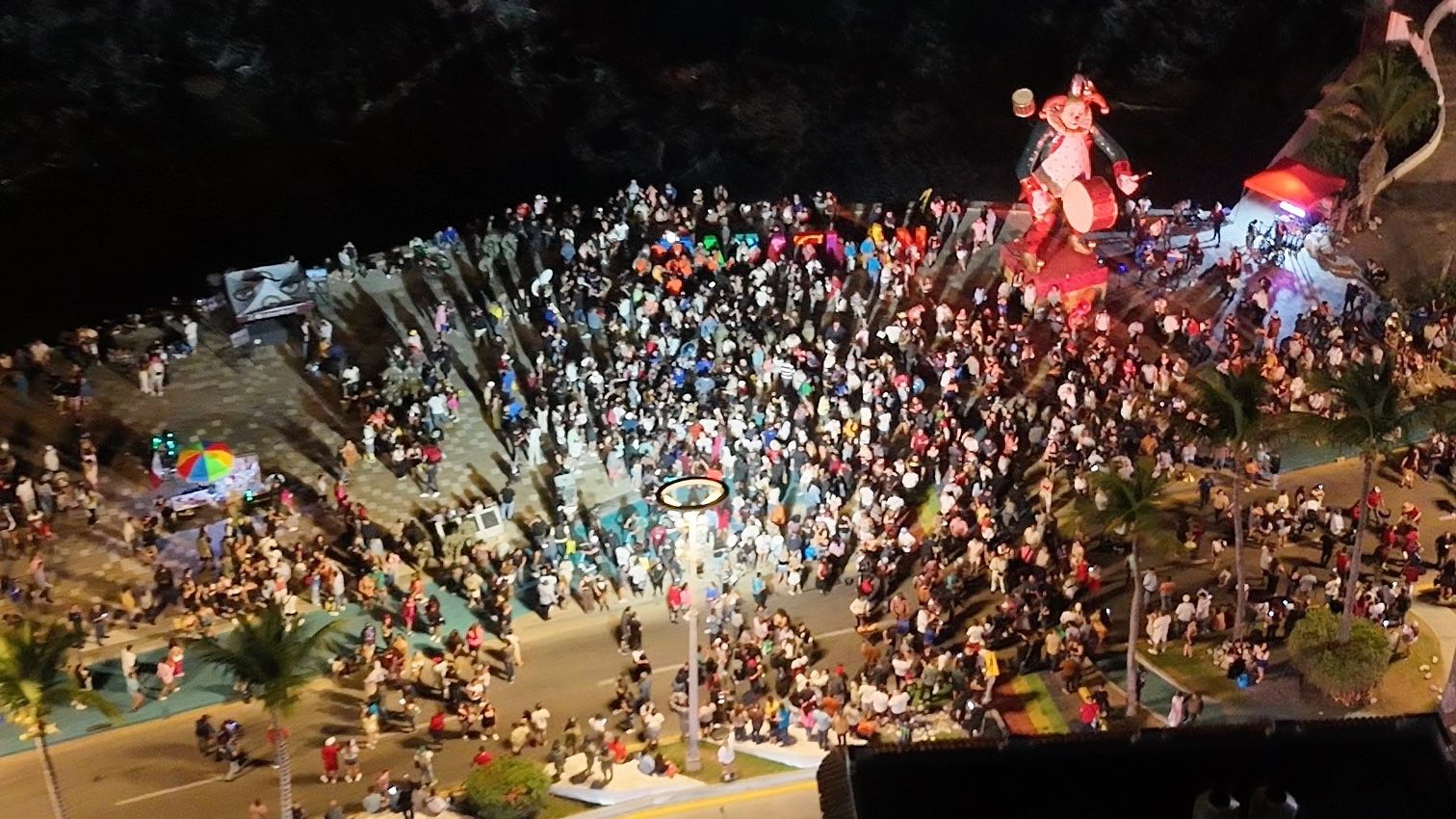 Personas reunidas en el malecón de Mazatlán