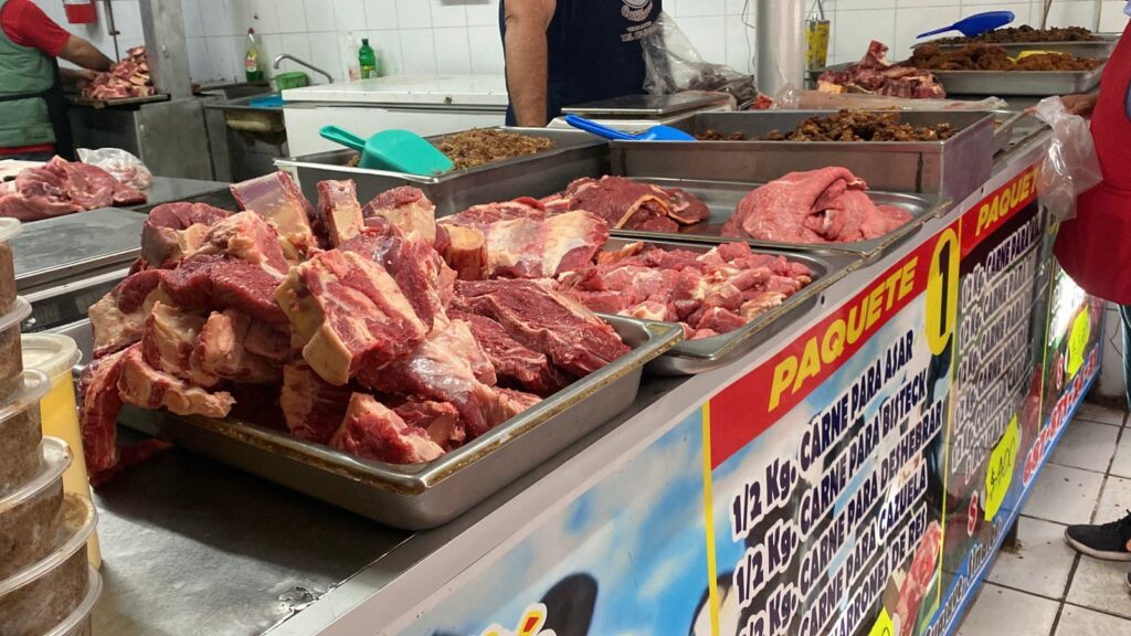 Carne cortada en pedazos puesta sobre una bandeja en exhibición