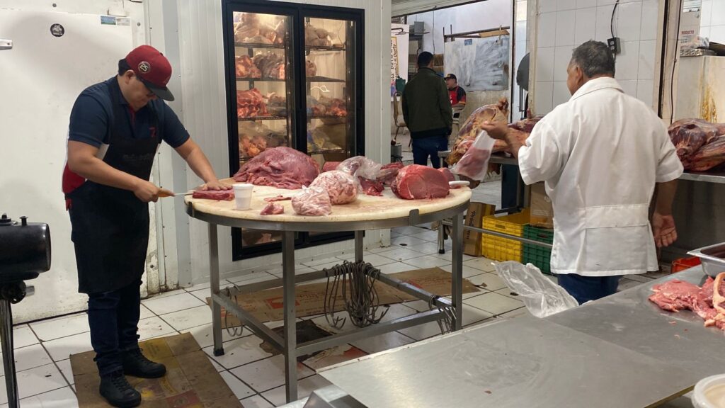 Carne cortada en pedazos puesta sobre una bandeja en exhibición