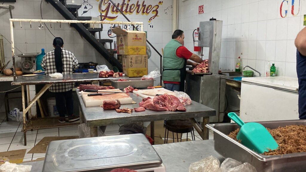 Carne cortada en pedazos puesta sobre una bandeja en exhibición