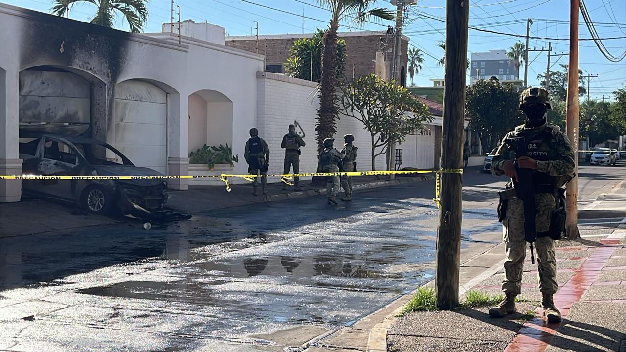 Militares resguardan casa incendiada