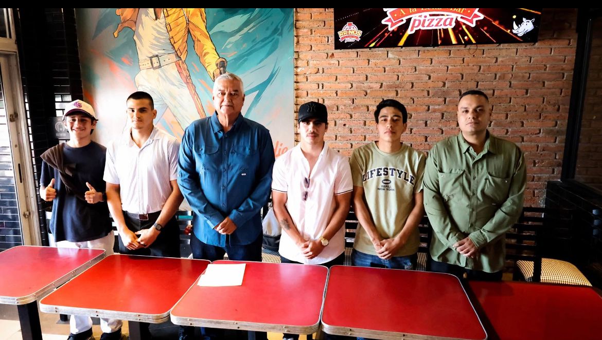 Promotores y boxeadores en conferencia de prensa posando para la foto