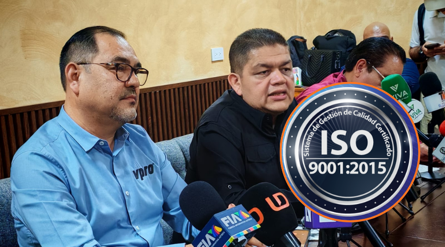 En grande autoridades de Adecem en conferencia de prensa y en circulo logo de la Certificación ISO 9001