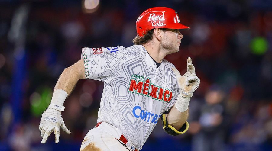 Jugador de beisbol con uniforme corriendo en un estadio