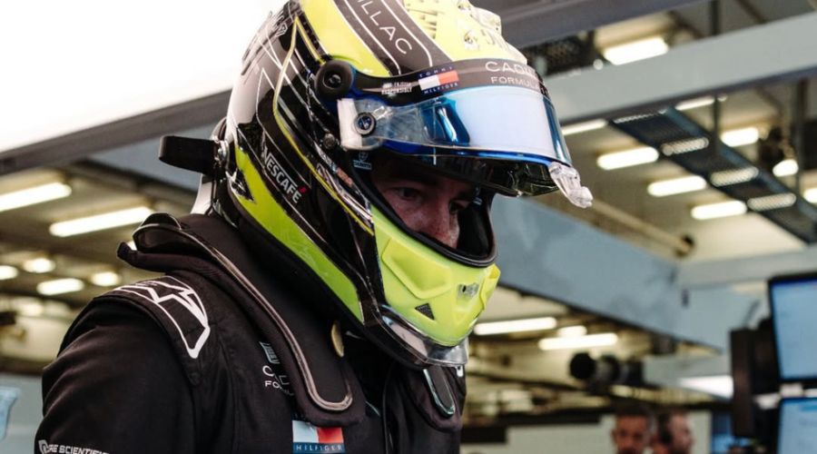 Checo Pérez con el casco puesto