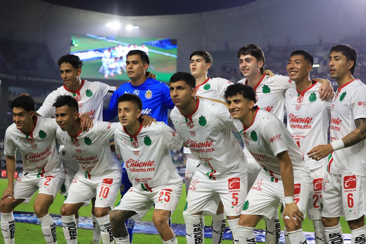 Jugadores formados posando para la foto