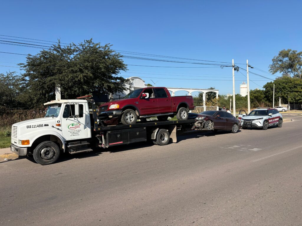 Grúa trasladando las unidades siniestradas.