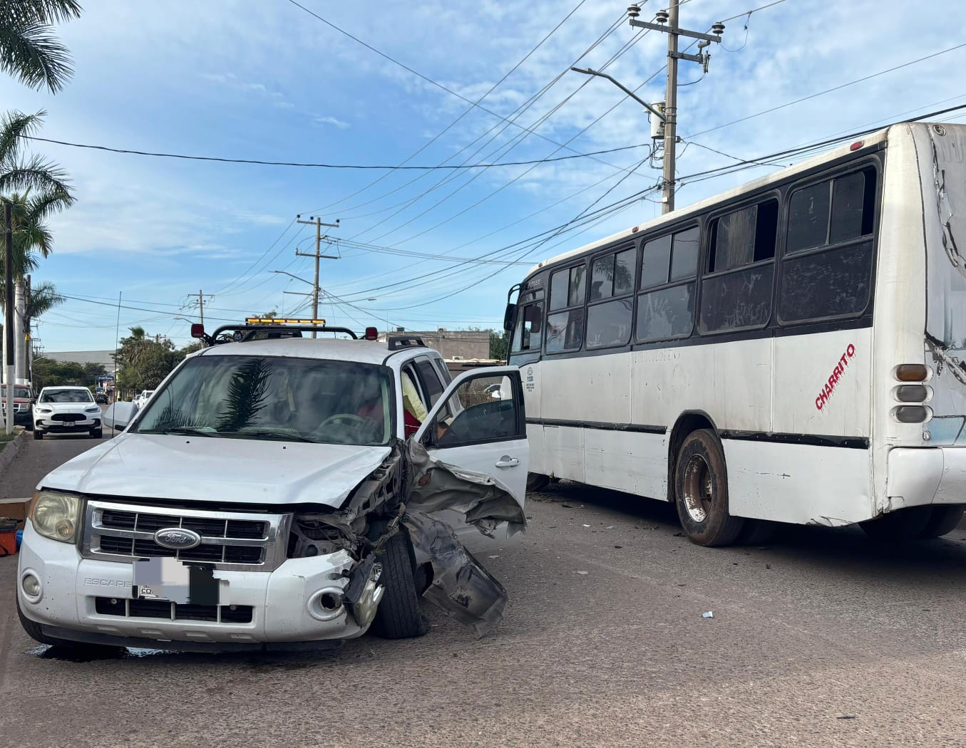 Camioneta dañada por la parte delantera y un camión al lado