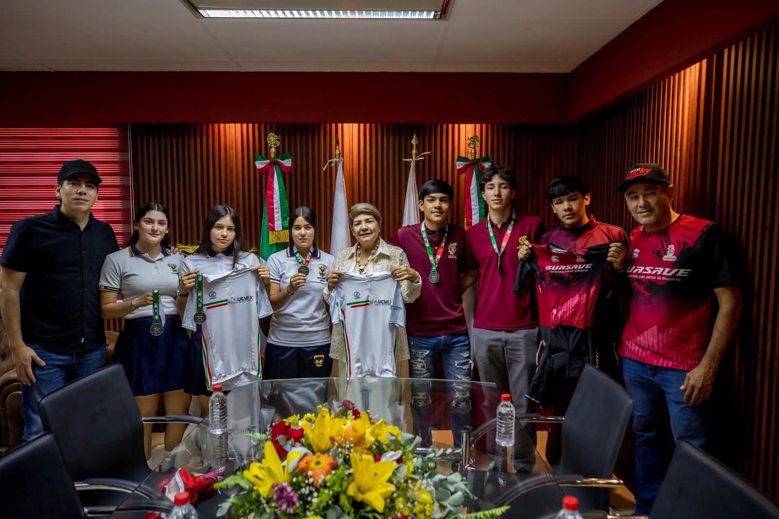 Alcaldesa de Guasave junto a jovenes ciclistas posando para la foto