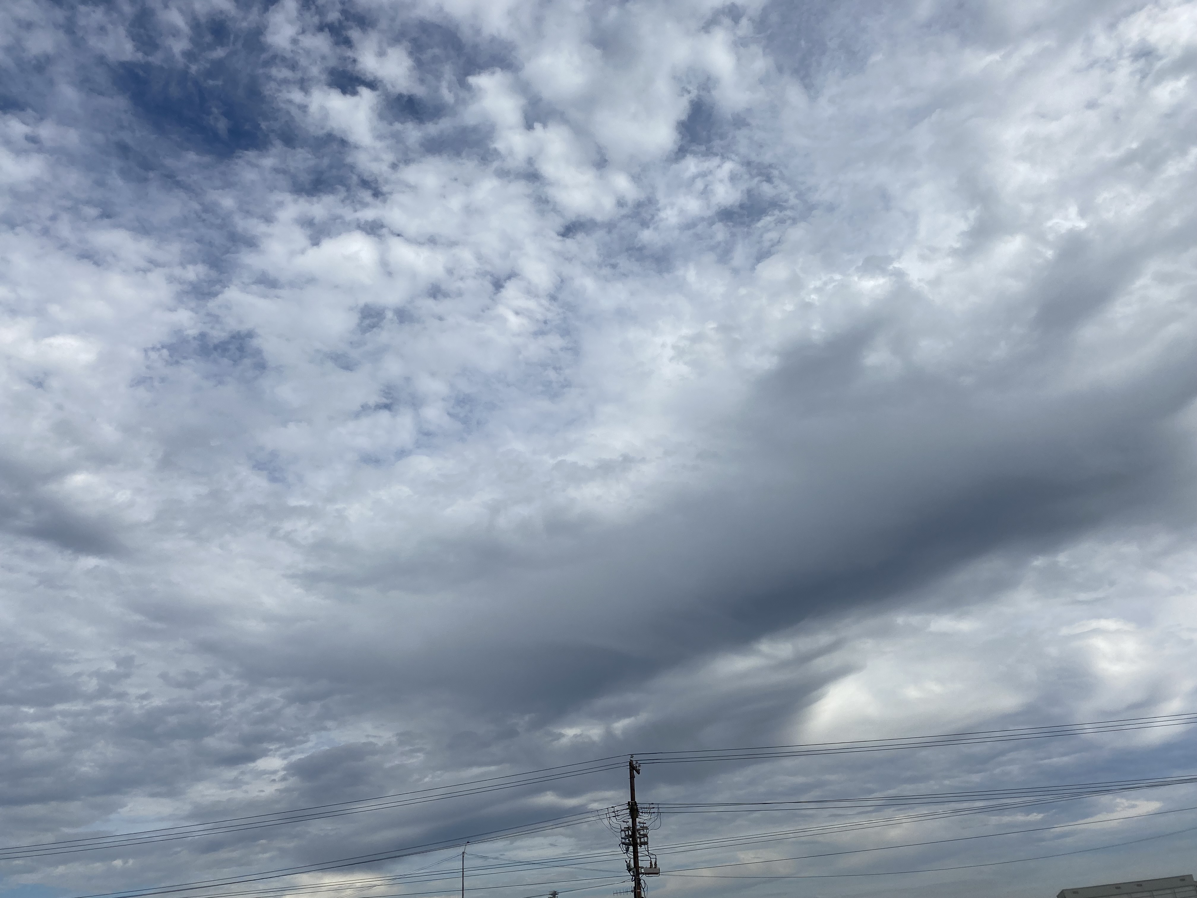 Cielo azul casi cubierto de nubes