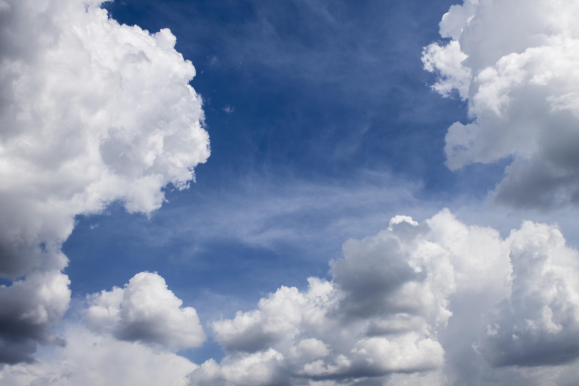Nubes blancas en cielo azul de día