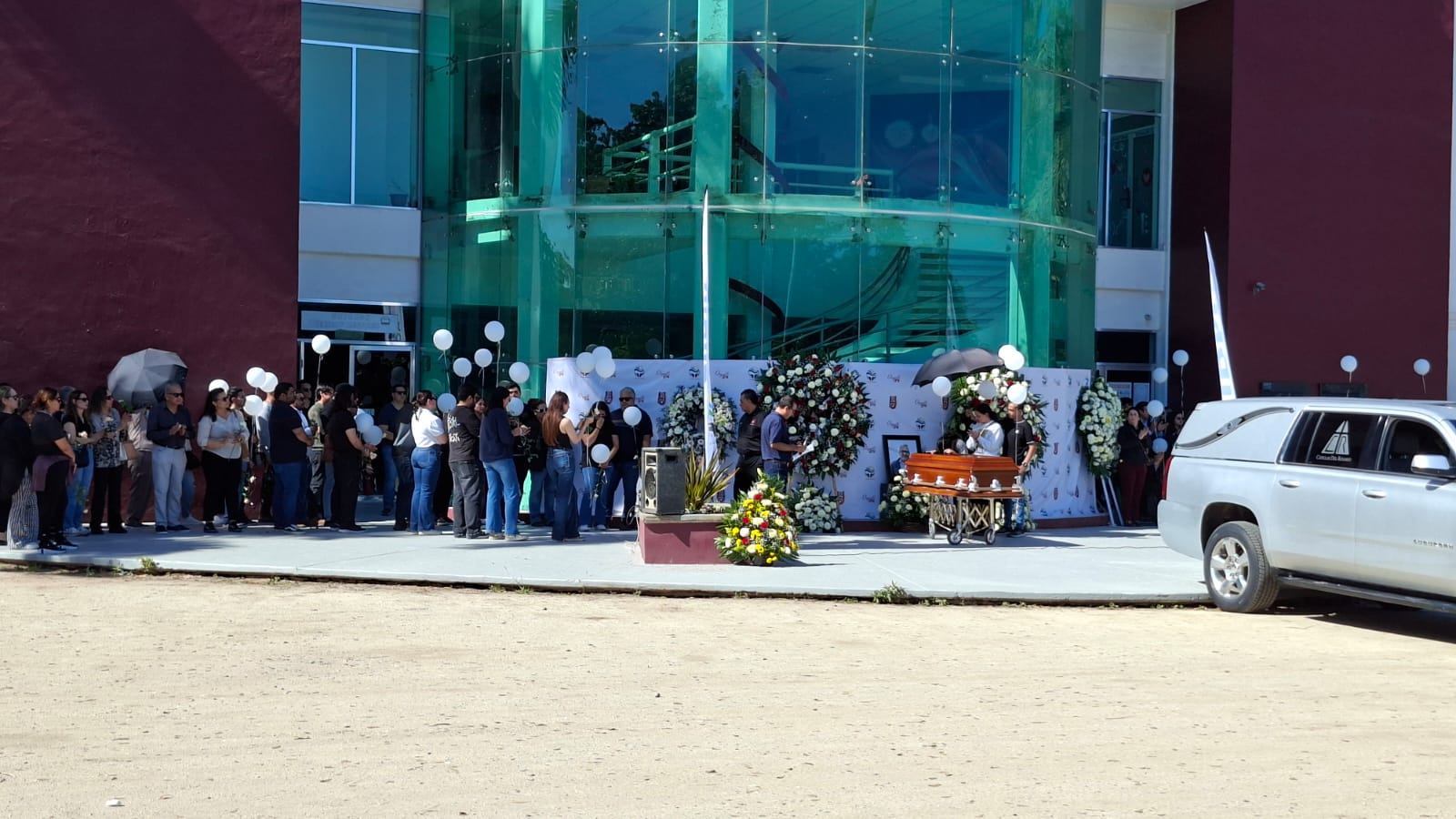 Exterior del IPN Guasave y personas rindiendo homenaje a investigador fallecido