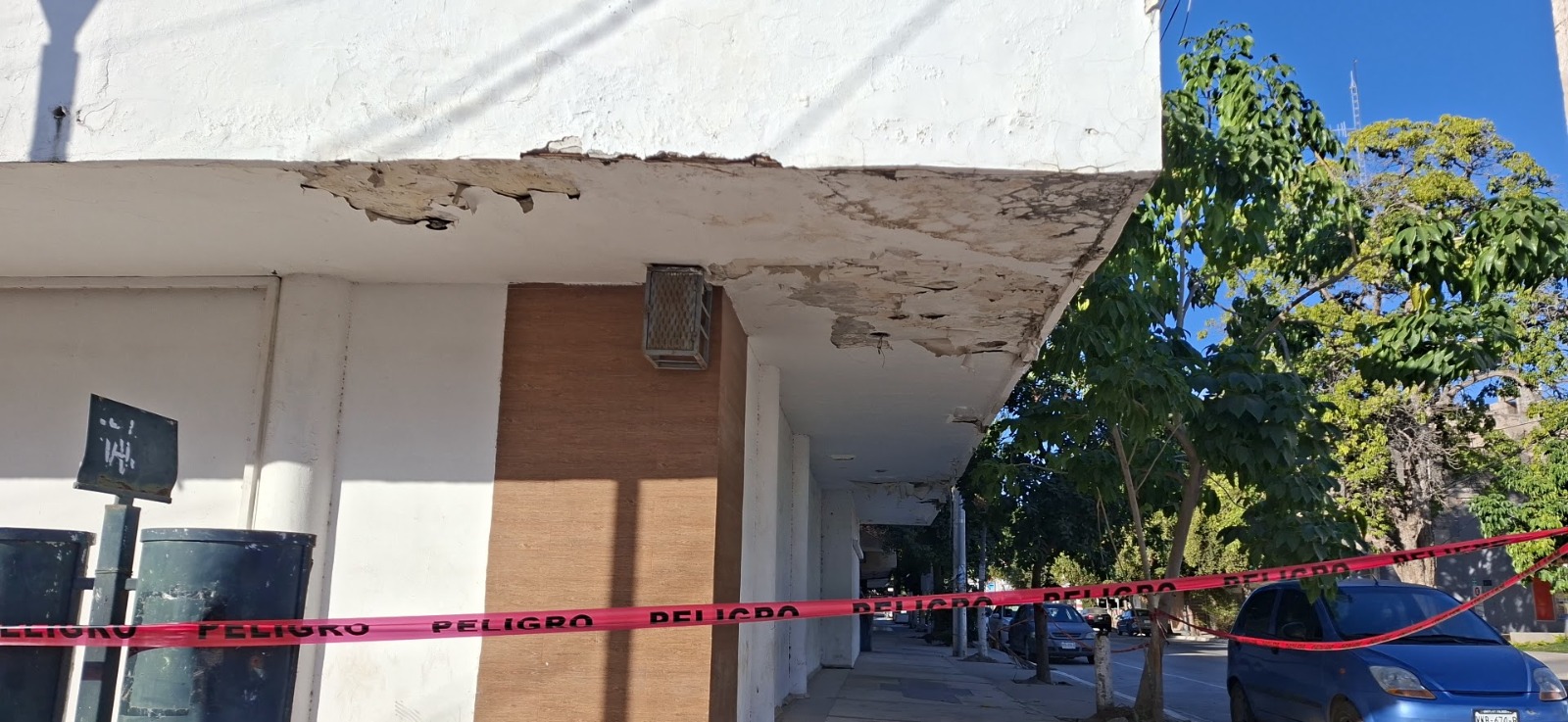 Cinta de seguridad alrededor de marquesina de edificio en Guasave