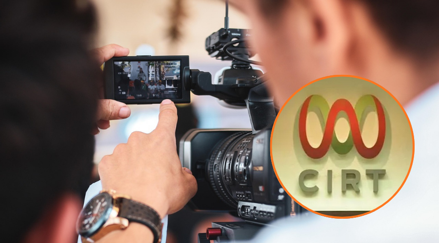En grande persona dirigiendo una cámara en circulo logo de la cirt