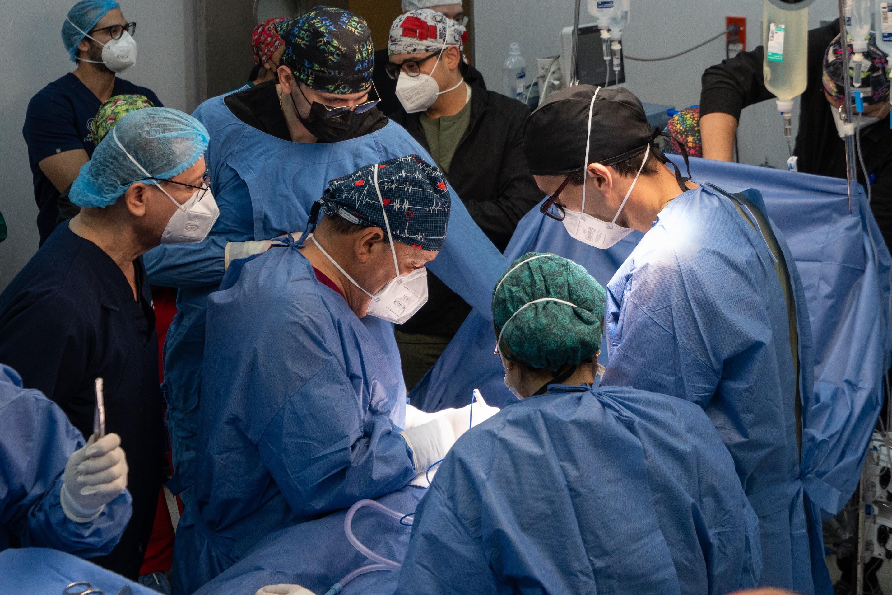 Especialistas del IMSS realizando una intervención quirúrjica.