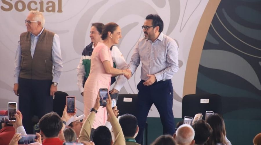 Juan de Dios Gámez saludando a Claudia Sheinbaum