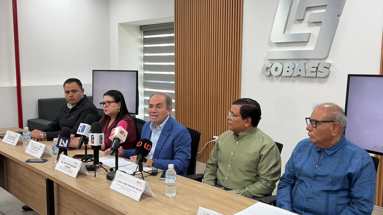 Personas sentadas en una mesa en una reunión