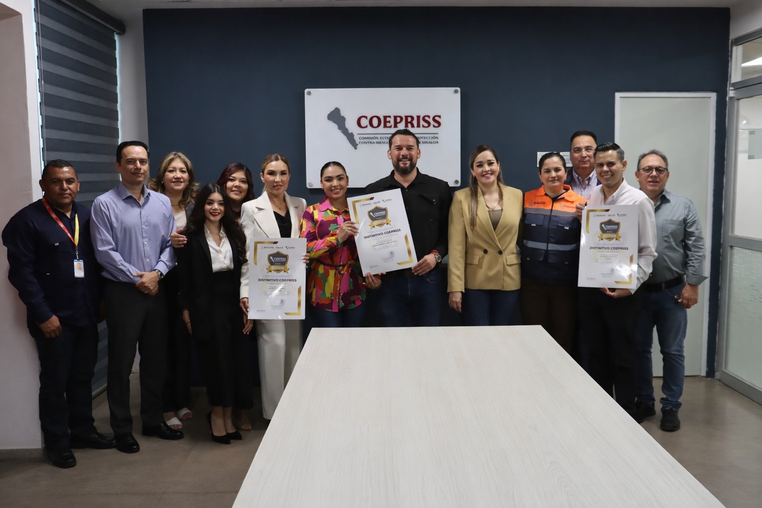 Coepriss entregando el distintivo a tres negocios que cumplen normas sanitarias en Sinaloa.