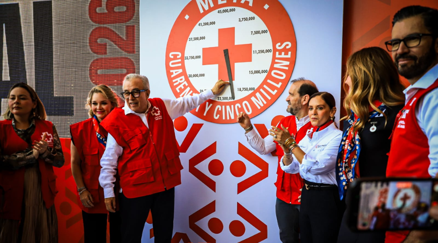 Rocha Moya y autoridades de Cruz Roja Sinaloa dando banderazo de colecta