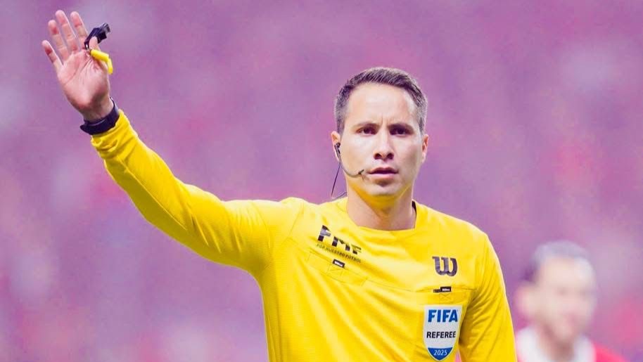Arbitro en partido de futbol