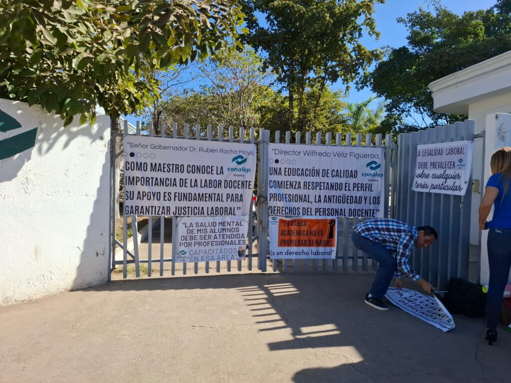 Carteles de manifestación por parte de docentes de Conalep Mazatlán 1.
