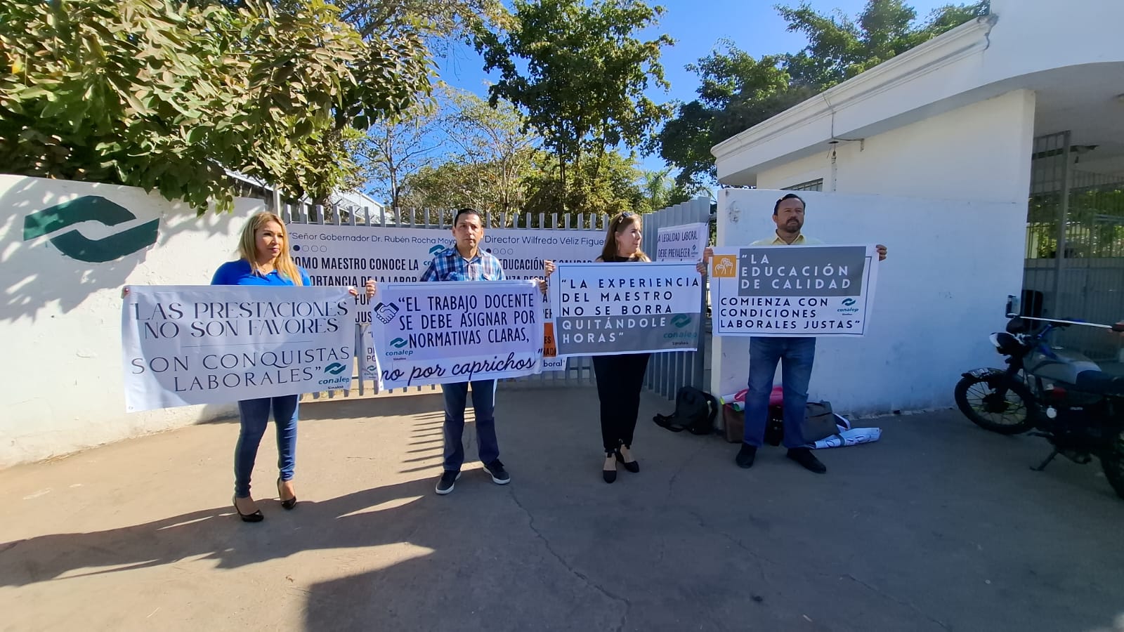 Personal docente de Conalep Mazatlán 1 manifestándose de manera pacífica.