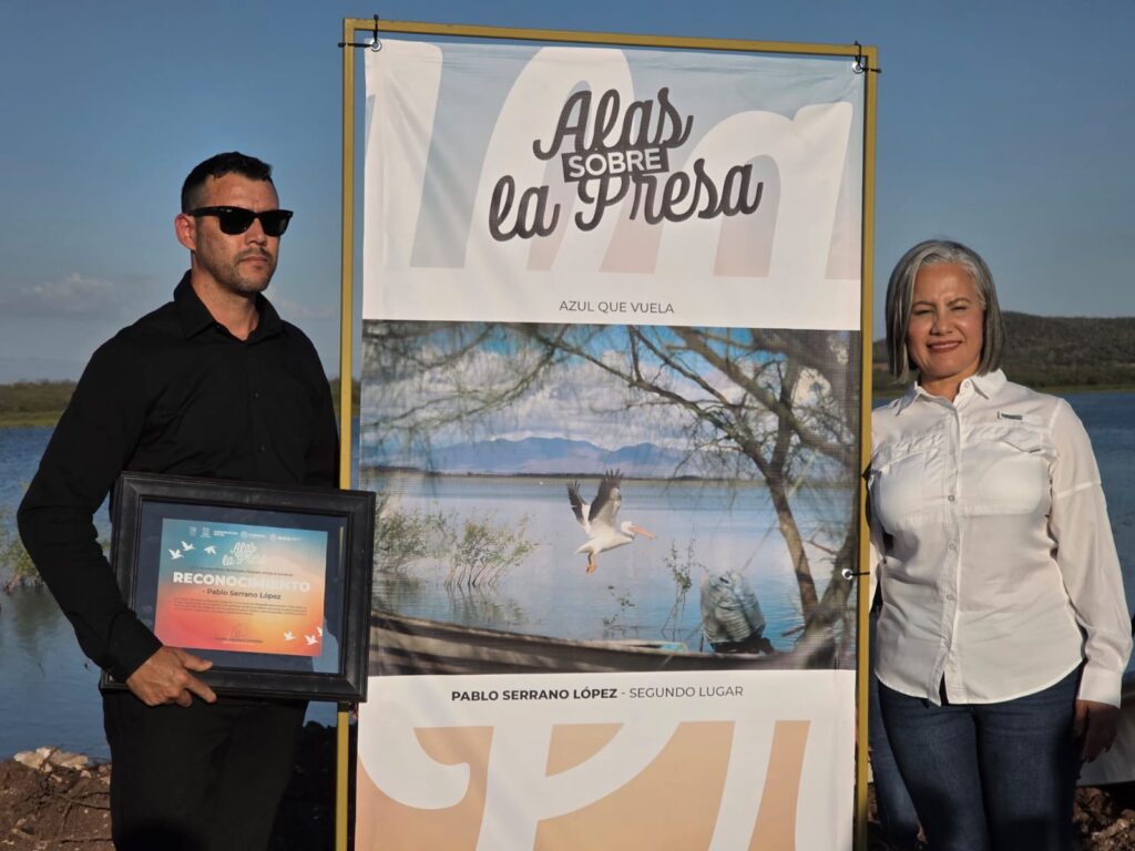 Dos personas en premiación