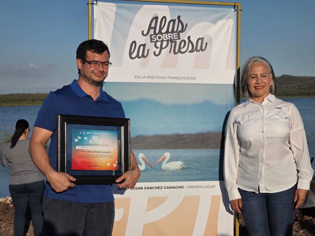 Dos personas en premiación